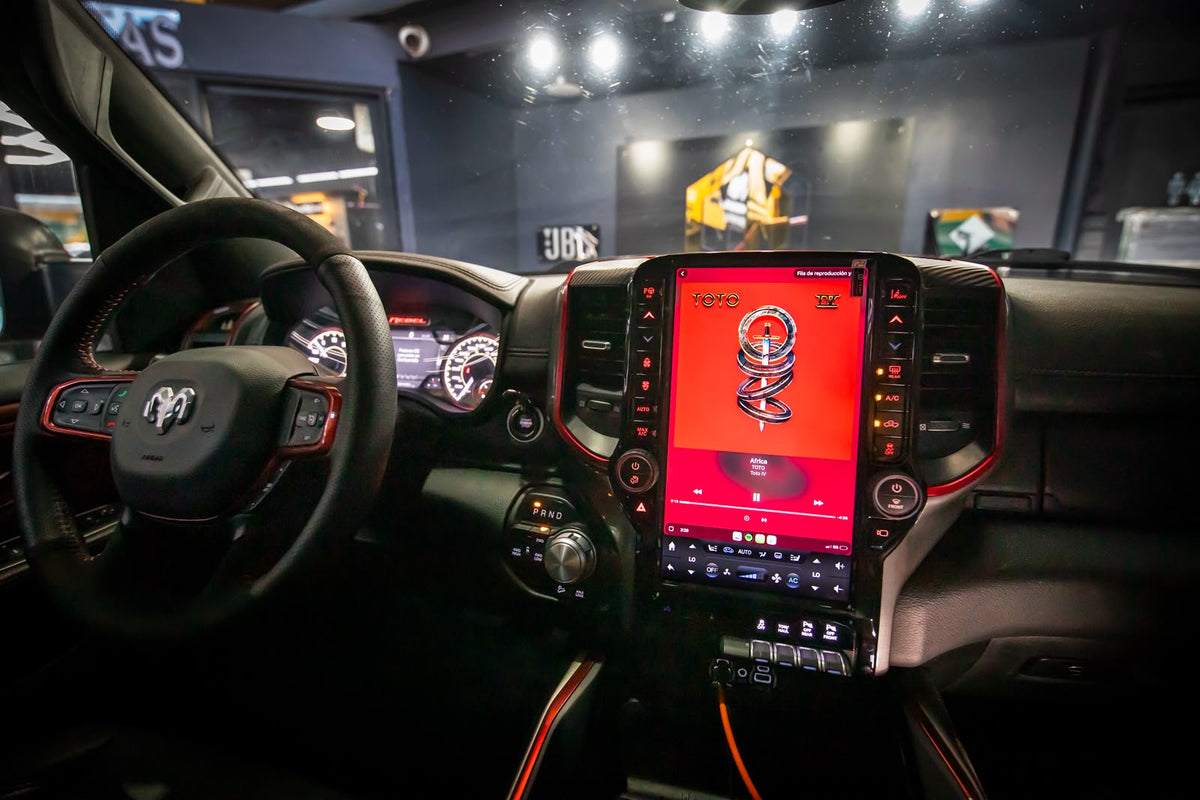 Pantalla tipo Tesla en Dodge RAM